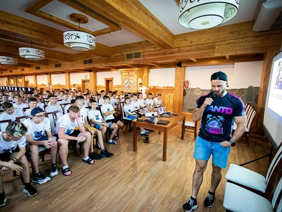 氨燃料船舶发动机在青岛实现首台交付标志绿色航运新纪元